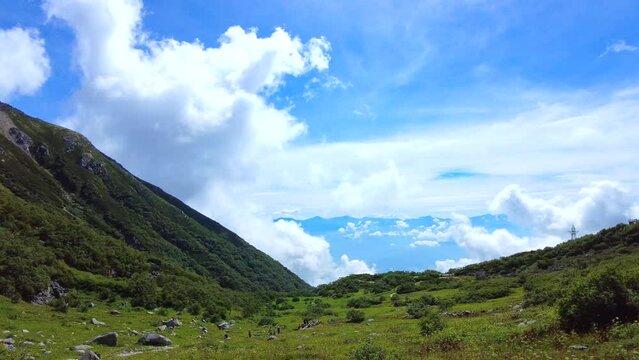 たくさんの登山客たちが登る長野県千畳敷カールの夏風景 4K  2023年8月28日 