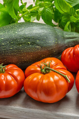 tomates, courgette, aubergines et oignons en gros plan	