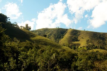 Serras, montes e montanhas com um vegetação incrível na região de São Francisco Xavier, São Paulo, Brasil. 