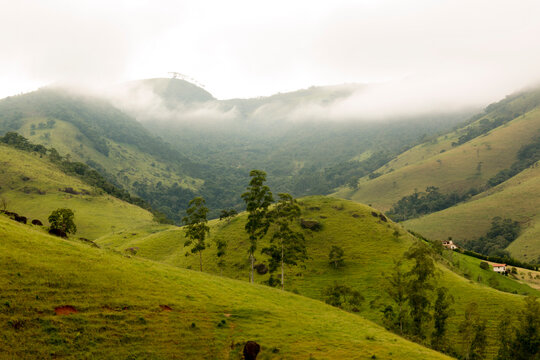 Vale corto com vegetação verde, serras e nuvens. Região turística de São Francisco Xavier interior de São Paulo, Brasil.  