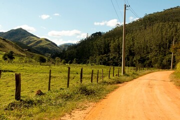 Estrada de terra entre as serras na região turística de São Francisco Xavier, São Paulo,...