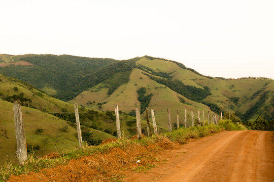 Estrada de terra entre as serras na regi&atilde;o tur&iacute;stica de S&atilde;o Francisco Xavier, S&atilde;o Paulo, Brasil. 