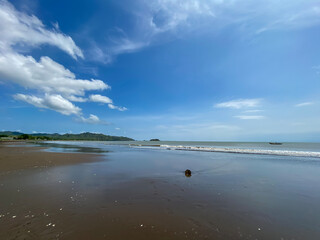 Kunti Island is located in the Ciletuh Geopark area. Located at the tip of a peninsula formed from Melan Rock sediments, its age is estimated to be between 55 million years and 65 million years.