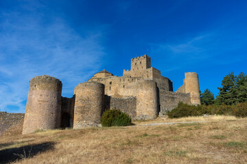 vista del bonito castillo abadía de Loarre en la provincia de Huesca, España