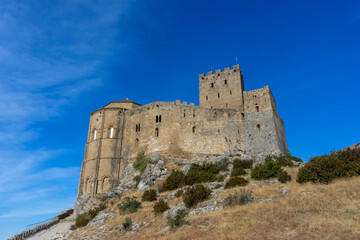 Fototapeta na wymiar vista del bonito castillo abadía de Loarre en la provincia de Huesca, España