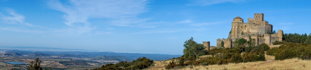 Fototapeta na wymiar vista del bonito castillo abadía de Loarre en la provincia de Huesca, España