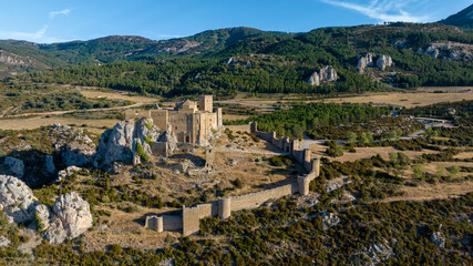 Fototapeta na wymiar vista aérea del hermoso castillo abadía de Loarre en la provincia de Huesca, España