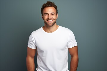Obraz premium Portrait of a Fictional Smiling Handsome Male Model Wearing a White T-Shirt. Isolated on a Plain Colored Background. Generative AI.