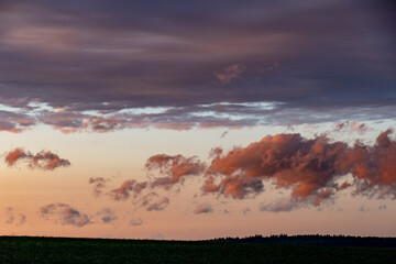 Bizarrer Wolkenhimmel nach Sonnenuntergang