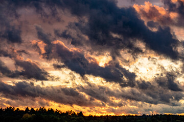 Bizarrer Wolkenhimmel nach Sonnenuntergang
