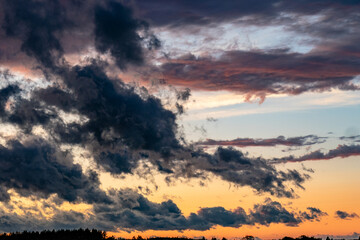 Bizarrer Wolkenhimmel nach Sonnenuntergang