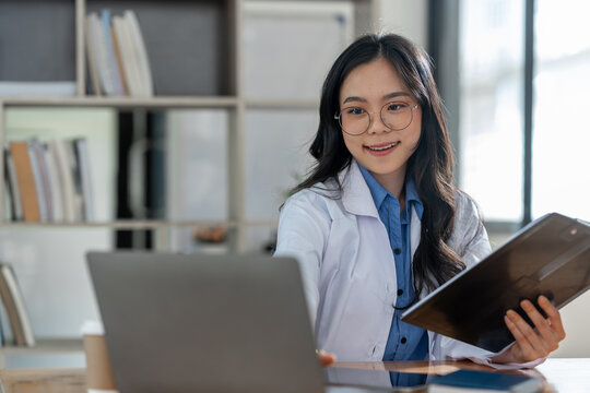 medical staff Asian female doctor smiles enthusiastically Doctors are experts, have knowledge, are good at studying, analyzing, and planning treatment for patients. Treatment and medicine concept