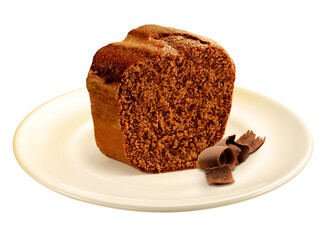 prato com fatia de bolo de chocolate acompanhado de raspas de chocolate isolado em fundo transparente