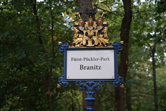 Schild F&uuml;rst-P&uuml;ckler-Park Branitz, Cottbus, 04.10.2023