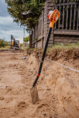 Łopata wbita na budowie drogi © rozentuzjazmowany
