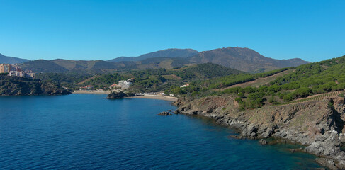 Fototapeta premium panorama d'une crique de la cote Vermeille en Méditerranée vue de drone