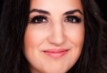 Obraz premium Young beautiful woman smiles at the camera