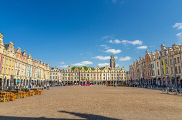 Arras cityscape with Flemish-Baroque-style townhouses buildings on La Petite market Place des Heros Heroes Square in historical city center, blue sky in summer day, Hauts-de-France Region, France - obrazy, fototapety, plakaty