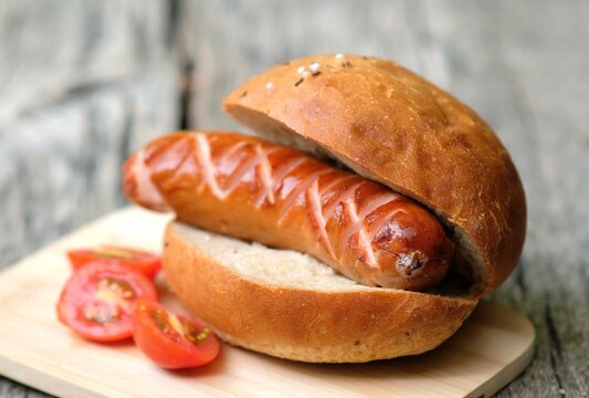 gegrillte Wurst im Br&ouml;tchen