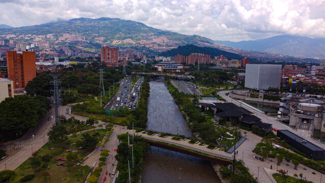 La ciudad de Medell&iacute;n vista desde parques del rio