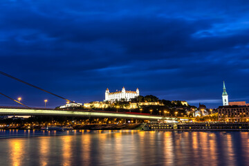 Bratislavaer Burg und die Brücke des Slowakischen Nationalaufstandes zur blauen Stunde