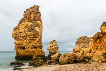 Crédence de cuisine en verre imprimé Plage de Marinha, Algarve, Portugal Rocky cliffs on sandy Marinha Beach in Algarve coast at Atlantic Ocean in Portugal