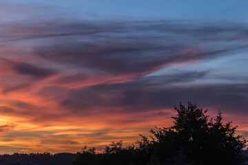 Allassac (Corrèze, France) - L'embrasement du ciel au coucher du soleil
