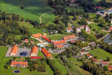 Schloss Basedow, Mecklenburg-Vorpommern, Deutschland, Luftaufnahme aus dem Flugzeug

