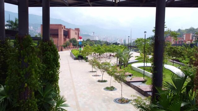 La ciudad de Medell&iacute;n vista desde parques del rio