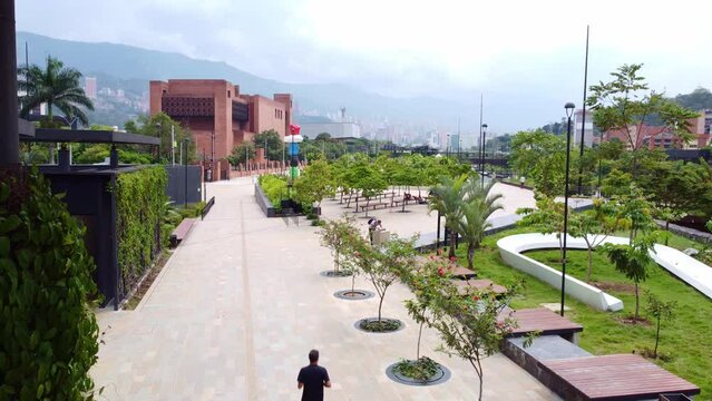 La ciudad de Medell&iacute;n vista desde parques del rio