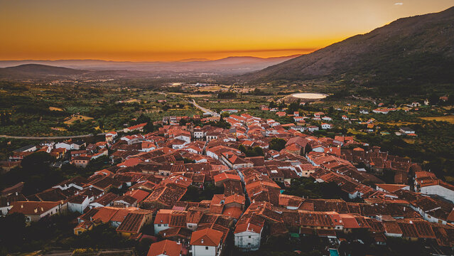 San Mart&iacute;n de Trevejo Espa&ntilde;a Aldeas Arquitectura Tradicional paisajes rurales cultura celta pueblos fronterizos turismo Extremadura casas de pizarra monta&ntilde;as Sierra Gata naturaleza viajes destinos