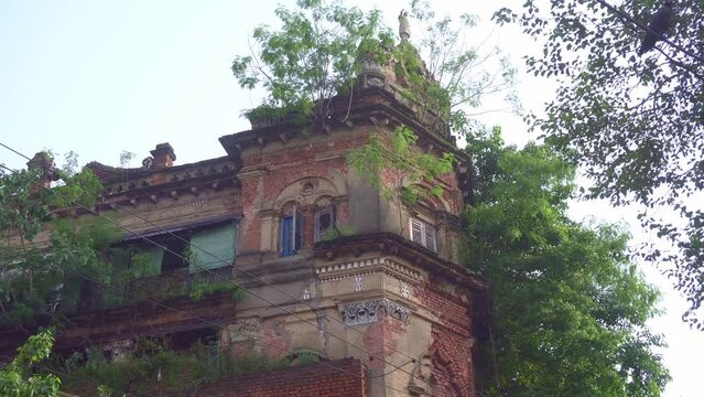 DANGEROUS HOUSES There are many such houses in North Kolkata.