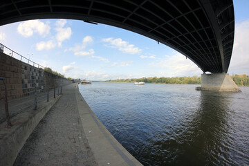 Warszawa widok na Wisłę pod mostem 