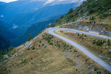 Fototapeta na wymiar Asphalt road in a beautiful environment high in the mountains