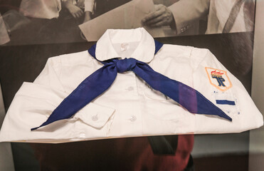 hemd mit krawatte der ddr-jugend-pioniere - obrazy, fototapety, plakaty