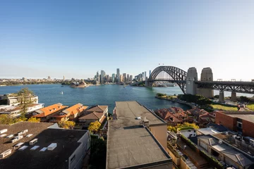 Photo sur Plexiglas Sydney Harbour Bridge Sydney dazzles day and night with its iconic skyline and the Opera House, a picturesque fusion of urban beauty and architectural wonder.