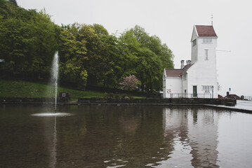 Fototapeta na wymiar old white house near the pond