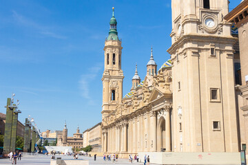 Zaragoza - Junto al río Ebro: La Basílica del Pilar, la Catedral del Salvador y el Puente de Piedra. - obrazy, fototapety, plakaty