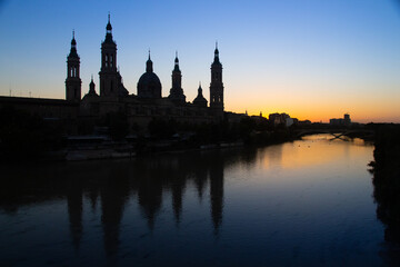 Fototapeta premium Zaragoza - Junto al río Ebro: La Basílica del Pilar, la Catedral del Salvador y el Puente de Piedra.
