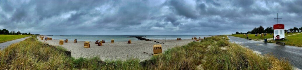 Baltic Sea beach with cloudy sky - obrazy, fototapety, plakaty