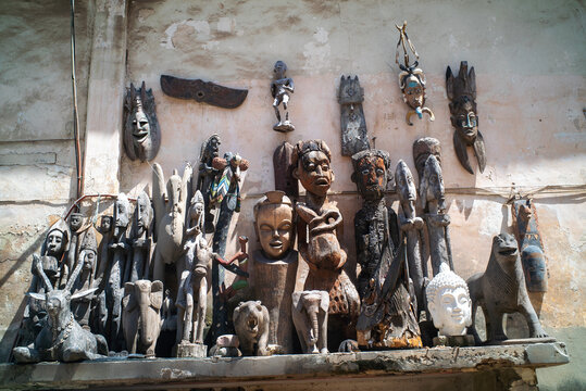 des statues traditionnelles africaines dans le centre ville de Dakar au Sénégal en Afrique