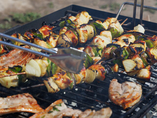 Carne de pollo en brocheta con pimiento y cebolla a la parrilla