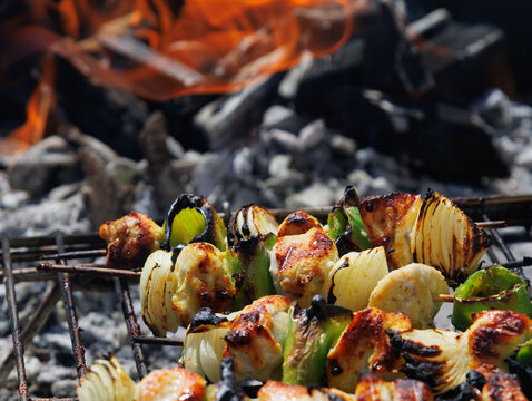 Carne de pollo en brocheta con pimiento y cebolla a la parrilla