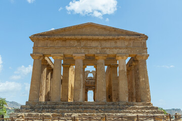 Obraz premium View and details of the Valley of the Temples in Agrigento, Sicily. A monumental complex preserved in excellent condition of the works of ancient Greece. Timeless beauty, striking, family holidays.