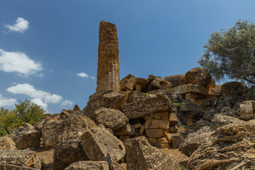 View and details of the Valley of the Temples in Agrigento, Sicily. A monumental complex preserved in excellent condition of the works of ancient Greece. Timeless beauty, striking, family holidays.
