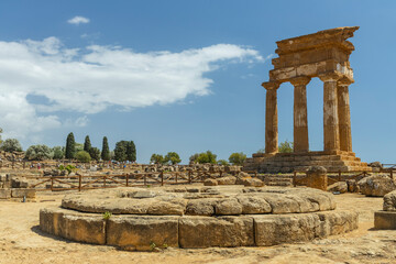 View and details of the Valley of the Temples in Agrigento, Sicily. A monumental complex preserved in excellent condition of the works of ancient Greece. Timeless beauty, striking, family holidays.