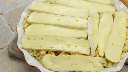 croziflette au reblochon, en gros plan, prête à être enfourner