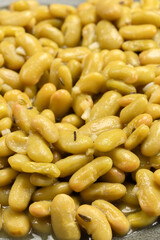 assiette de flageolets cuits en gros plan