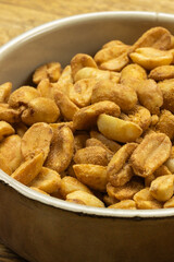 tas de cacahuètes, en gros plan, dans un plat