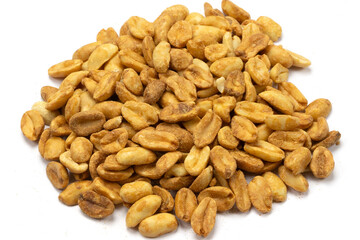 tas de cacahuètes, en gros plan, isolé sur un fond blanc